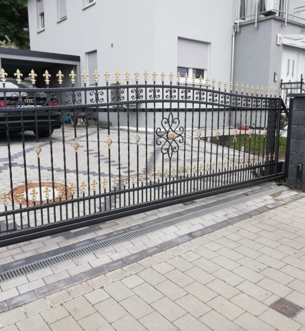 Stilvolle Tore für Ihr Grundstück von Zaki Zäune