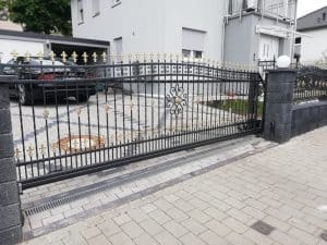 Langlebige und zuverlässige Tore von Zaki Zäune